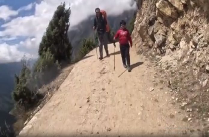 डोंबिवलीकर पित्याची कमाल! 5 वर्षाच्या लेकीसह रचला एव्हरेस्ट बेस कॅम्प गाठण्याचा विक्रम 