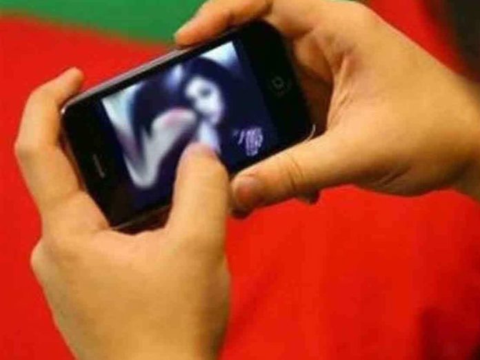 तिला भेटायचे असेल तर...; पतीनेच फेसबुकवर पत्नीचे न्यूड फोटो टाकले अन् लोकेशनही दिले