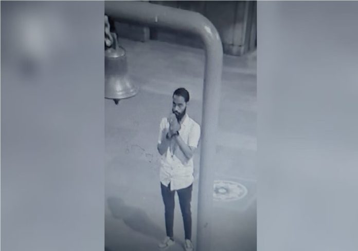 तो आला, देवाला हात जोडले आणि... पुण्यात अजब चोरी; मंदिरातून घंटा चोरणारा कॅमेऱ्यात कैद title=