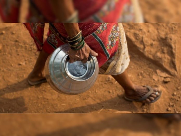 दाहक वास्तव; काय वेळ आली महिलांवर? एक हंडा पाण्यासाठी अख्खी रात्र विहिरीवर !