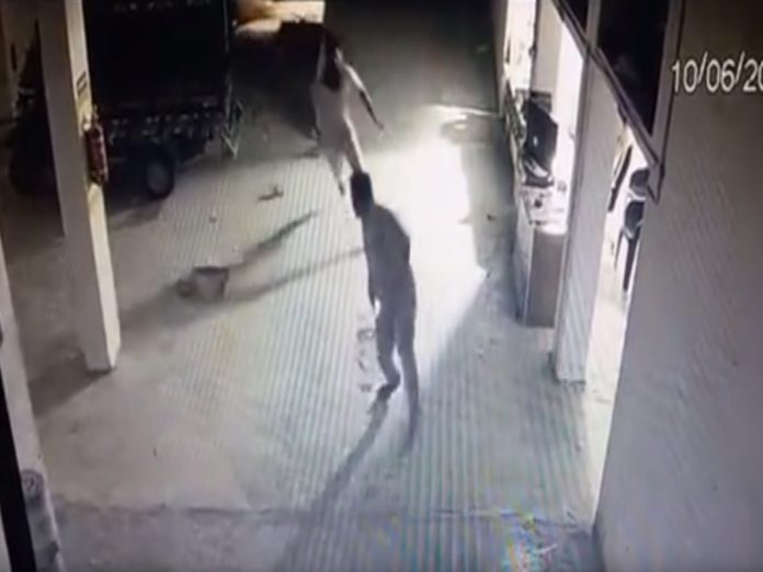 धक्कादायक! राज्यामध्ये होमगार्डची डोक्यात गोळ्या झाडून हत्या; थरार CCTV मध्ये कैद