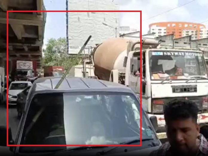 धावत्या कारमध्ये लोखंडी सळई आरपार घुसली; ठाण्यातील अंगावर काटा आणणारा अपघात