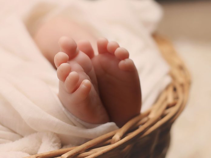 नवजात बाळ रडू नये म्हणून तोंडाला चिकटपट्टी लावली, महापालिकेच्या रुग्णालयातील संतापजनक प्रकार