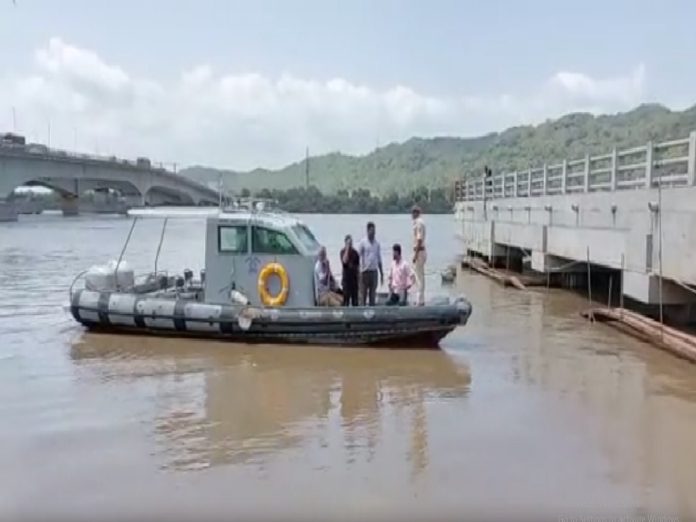 पत्नीचे कापलेले मुंडके शोधण्यासाठी पोलिसांचे समुद्रात सर्च ऑपरेशन; बॅगेत सापडला होता मृतदेह