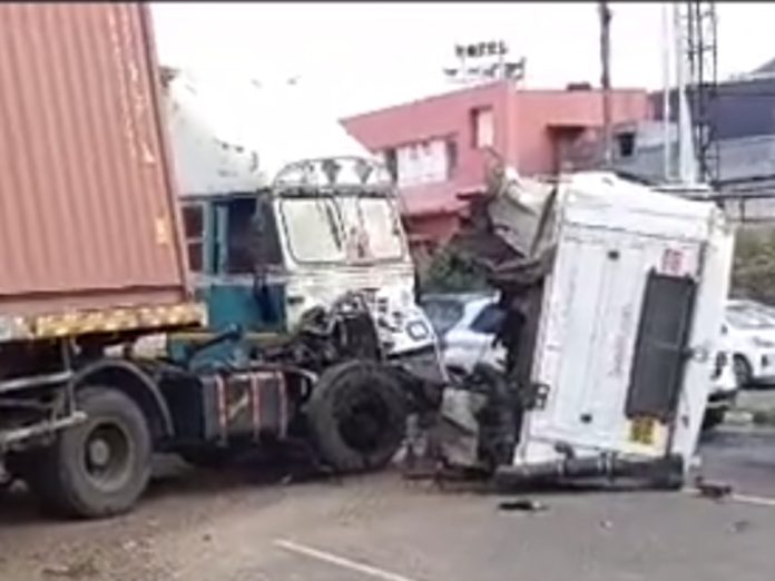 पुणे - सातारा महामार्गावर भीषण अपघात; चौघांचा जागीच मृत्यू तर 23 जण जखमी  