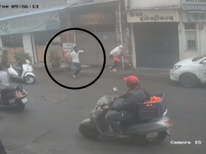 पुण्यात MPSC करणाऱ्या तरुणीवर भररस्त्यात कोयत्याने वार, त्या दोघांमुळं वाचले प्राण title=