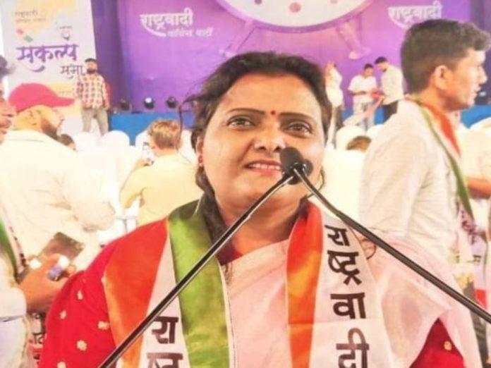 पोलिसांवर हात उचलणं पडलं महागात; राष्ट्रवादीच्या महिला नेत्याला घरातून अटक