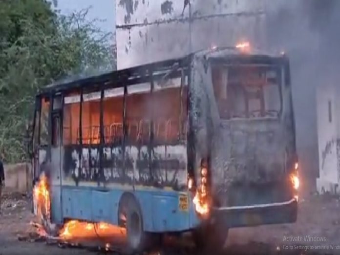 प्रवासी खाली उतरले आणि बसने पेट घेतला; नाशिकमध्ये मोठी दुर्घटना टळली title=