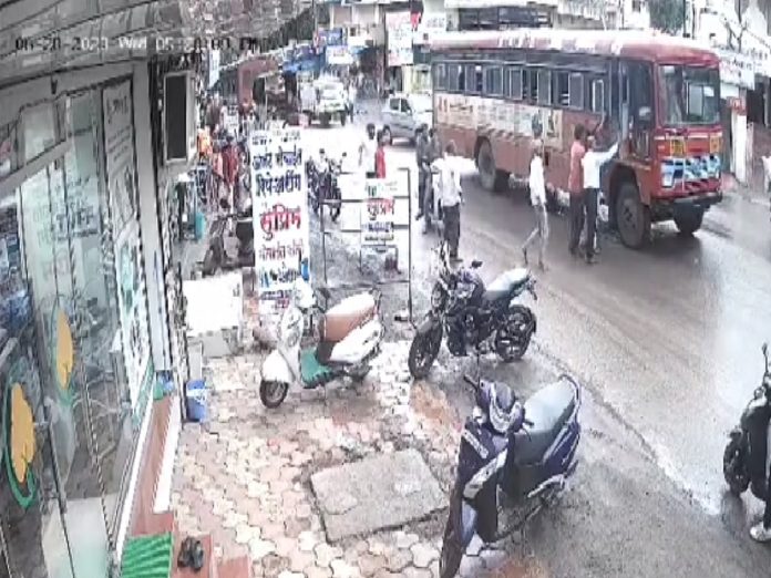 बस चालवताना ST ड्रायव्हरला हृदयविकाराचा झटका आला आणि... अहमदनगरमधील थरार घटना title=