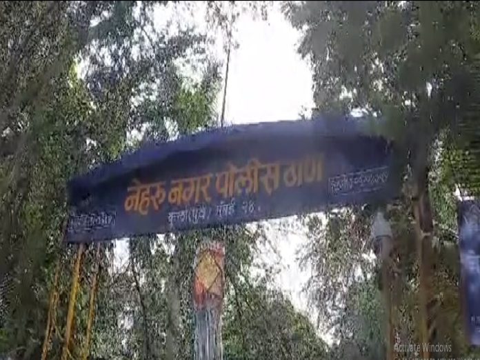 भर रस्त्यात  महिलेच्या अंगावर पट्रोल ओतले आणि... मुंबईतील भयानक घटना