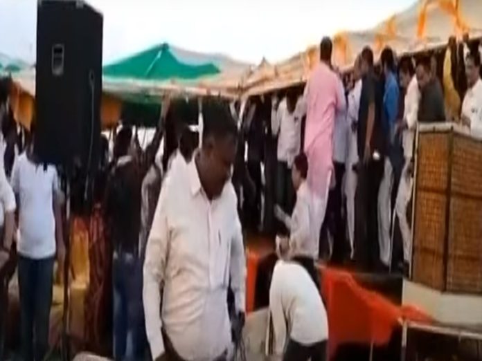 भाजपच्या कार्यक्रमादरम्यान मंडप कोसळला; नितेश राणे थोडक्यात बचावले