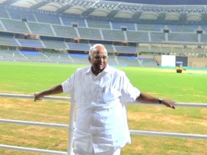 महाराष्ट्रातील 'या' स्टेडियमला शरद पवार यांचं नाव द्या; धनंजय मुंडे यांनी धाडलं पत्र