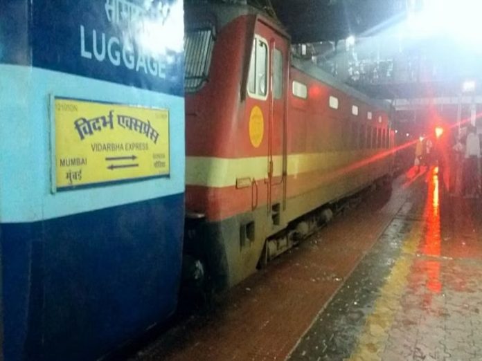 मुंबई-लोणावळा रेल्वे मार्गावर मोक्याच्या ठिकाणी लोकलचा खोळंबा, सिग्नल यंत्रणेत बिघाड title=