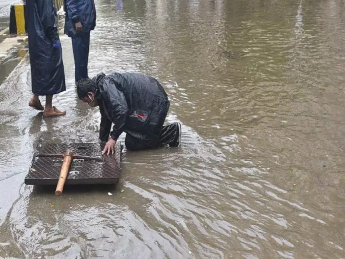 मुंबईत पावसाचे बळी;  गोवंडी परिसरात नाल्यात पडून दोघांचा मृत्यू title=