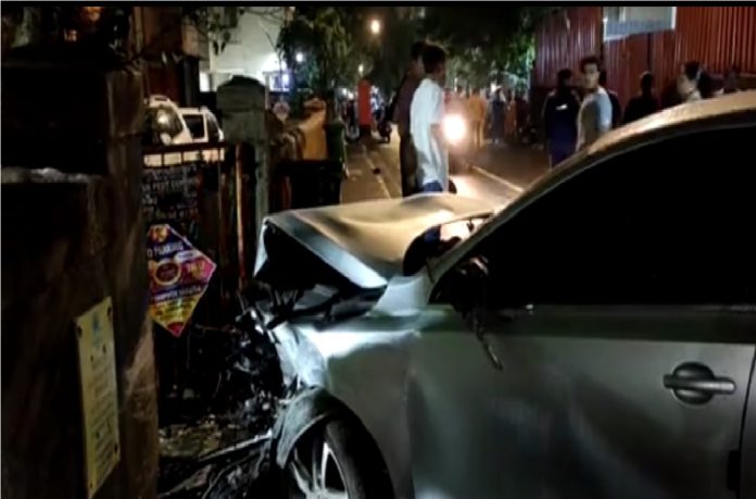 मुंबईत भयानक अपघात; कारच्या धडकेत स्कुटीचे 3 तुकडे title=