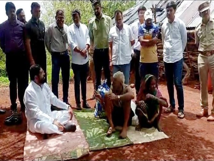 मुख्यमंत्री एकनाथ शिंदे यांचा संवेदनशीलपणा; गरीब वृध्द दाम्पत्याला मदतीचा हात  title=