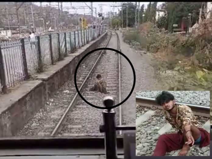 ये मेरा एरिया है और मै...; तरुणाने कल्याण स्थानकात रेल्वे रुळावरच मांडला ठिय्या, अन् मग