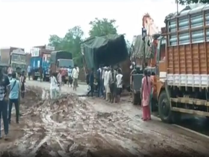 रत्नागिरी - कोल्हापूर महामार्ग रस्ता खचला; 8 तासांपासून वाहतूक ठप्प, वाहनांच्या लांबच लांब रांगा title=