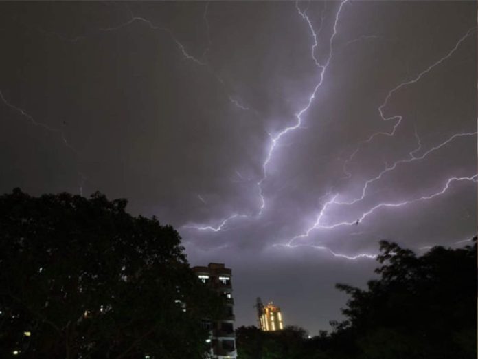 रायगडमध्ये जून महिन्यात चक्रीवादळाची शक्यता; जिल्हाधिकाऱ्यांनी जारी केले महत्त्वाचे आदेश