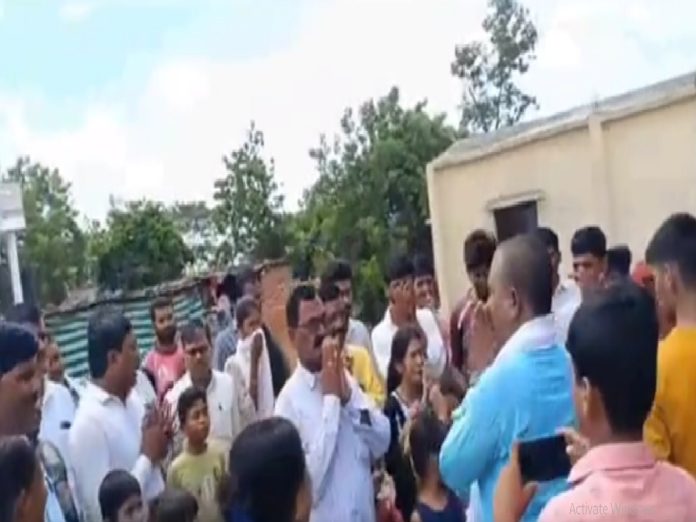 विद्यार्थींच नाही तर संपूर्ण गावाला अश्रू  अनावर... अशा शिक्षकांची बदली झाल्यावर कुणाला दु:ख होणार नाही?