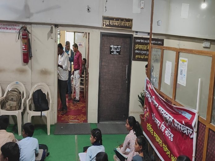 शाळेचा पहिला दिवस पण वर्गात शिक्षकच नाहीत, पुढे विद्यार्थ्यांनीच केलं असं काही...