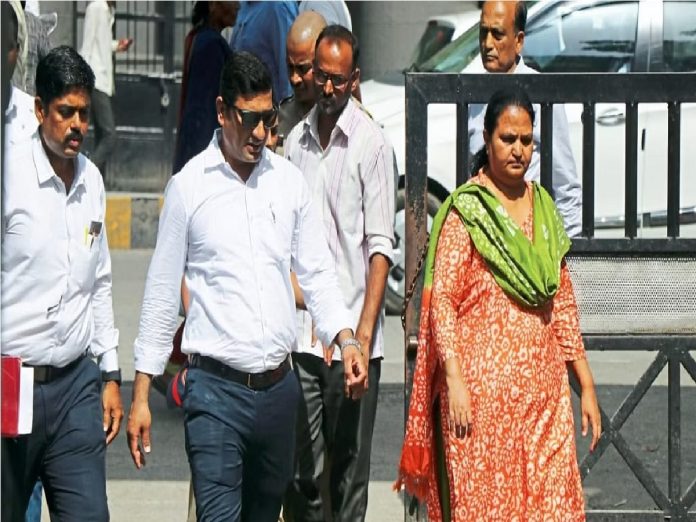 शिक्षण क्षेत्रात खळबळ! लाचखोरीचे रेटकार्ड उघड झाल्यानंतर राज्यभरात धाडसत्र, शिक्षण अधिकाऱ्यांवर मोठी कारवाई