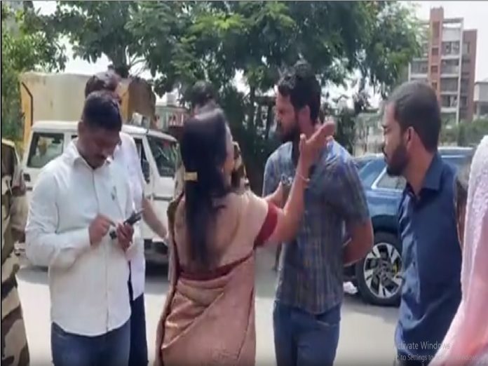 हसण्याची ऐवढी मोठी शिक्षा; भाजपच्या महिला आमदाराने इंजिनिअरची कॉलर पकडली, कानाखाली लगावली आणि...