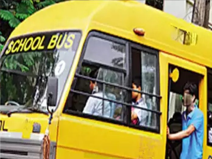 ही कसली मनमानी! शाळेचीच बस वापरण्याचा हट्ट, पुण्यात विद्यार्थ्यांना थेट गेटबाहेर काढलं title=