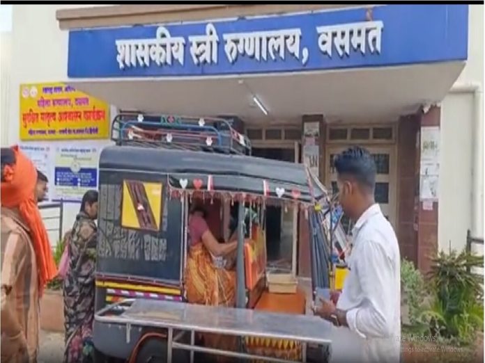 हॉस्पिटलमध्ये सुरु होती पार्टी; बाहेर महिलेची ऑटो मध्येच प्रसूती