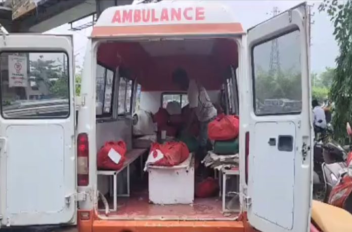 ॲम्बुलन्सचा वापर फाइल्स नेण्यासाठी; अंबरनाथ पालिकेचा अजब कारभार title=