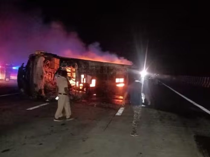 बुलढाण्यात भीषण अपघात; समृद्धी महामार्गावर ट्रॅव्हल्स पलटली; 25 जणांचा होरपळून मृत्यू title=