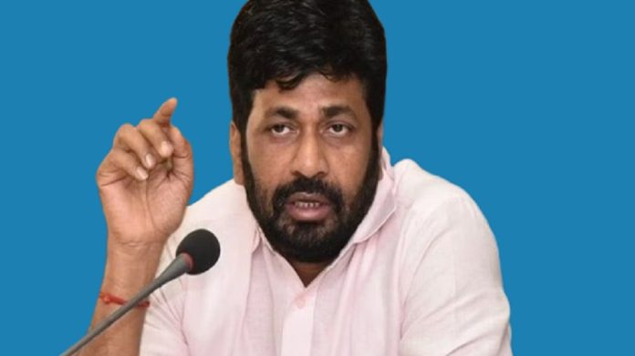  Bacchu Kadu : माजी मंत्री बच्चू कडू यांना शेतकऱ्यांनी पुन्हा सुनावलं, 'गद्दारांसोबत का गेलात?'