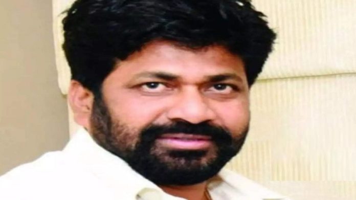 Bacchu Kadu : सरकारी अधिकाऱ्यावर हात उगारणे भोवले, आमदार बच्चू कडू यांना दोन वर्षांची शिक्षा 