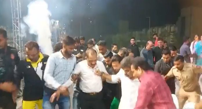 Jitendra Awad : स्टेज खचला...आमदार जितेंद्र आव्हाड पडता पडता वाचले; Video Viral 