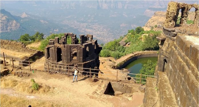 Maharashtra Breaking : गड किल्ल्यांवर मद्यपान करणाऱ्यांची आता खैर नाही... शिंदे-फडणवीस सरकारनं घेतला मोठा निर्णय