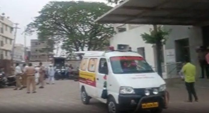 Pune News : आंबे काढताना झाडावरुन पडली अन्... अ‍ॅम्ब्युलन्समध्येच गेला तरुणीचा जीव