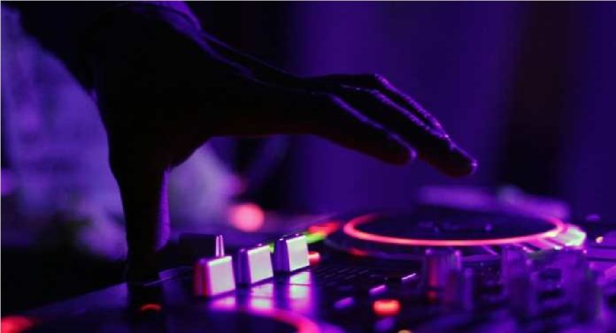 Pune News : आजोबांची सटकली... जेष्ठ नागरिकाने केला 10 लाखांच्या साऊंड सिस्टीमचा चुराडा