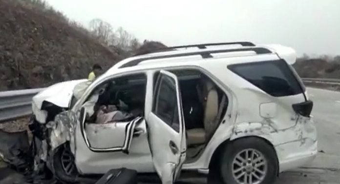 Samruddhi Highway : कंट्रोल सुटला आणि... समृद्धी महामार्गावर भरधाव कारचा भीषण अपघात 