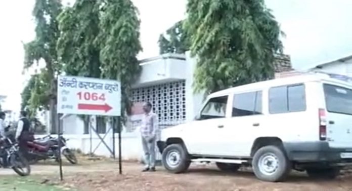 Sick Leave चा पगार मंजूर करण्यासाठी लाच मागितली; शिक्षकाने अधिकाऱ्याला असा धडा शिकवला की आयुष्यभर लक्षात राहिल 