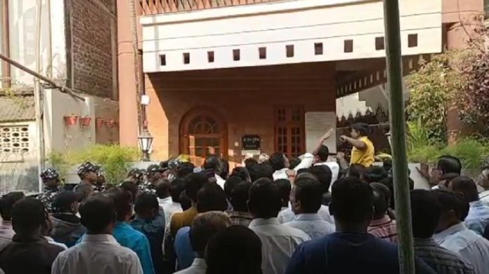 ईडी छापेमारीनंतर हसन मुश्रीफ यांचे समर्थक आक्रमक, कोल्हापुरात एका कार्यकर्त्याने डोके फोडले