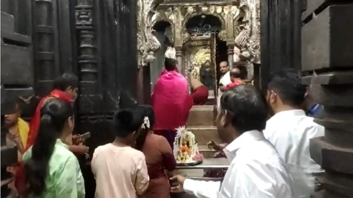  'झी 24 तास'चा दणका; प्रशासन झाले जागे, केंद्रीय पुरातत्व खात्याकडून अंबाबाई मूर्तीची पाहणी