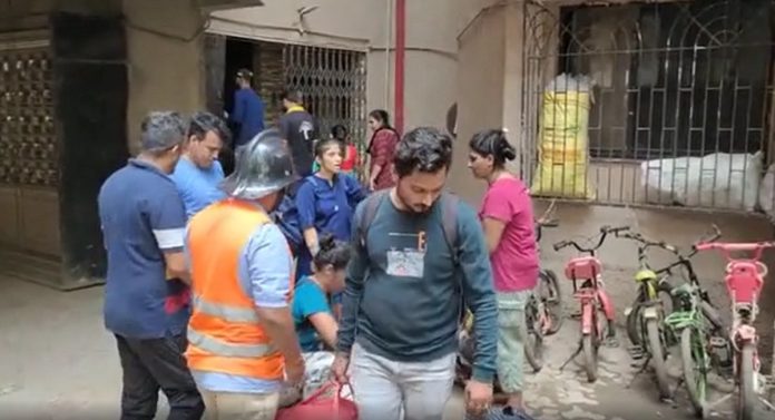 डोंबिवलीत इमारतींना तडे गेल्यामुळे खळबळ, रहिवासी राहतं घर सोडून रस्त्यावर, नेमकं काय चाललंय?