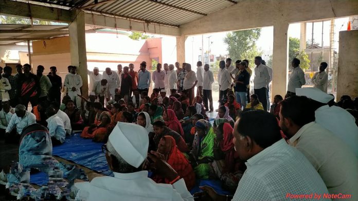  नाशिकमध्ये गावकरी विकतायेत गाव .... 