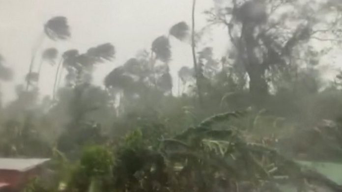 पावसाच्या तडाख्यात घर जमीनदोस्त, रात्रीच मुला-बाळांसह कुटुंबाचे तहसील कार्यालयात ठाण