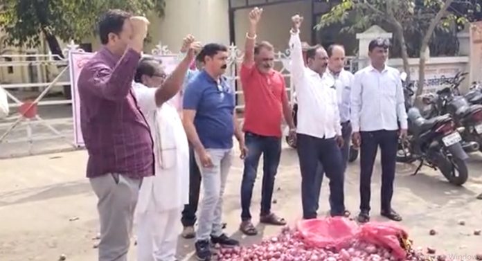 बळीराजाच ठरतोय बळी! शेतकऱ्याने तब्बल दीड एकर शेतातील कांदा पेटवला