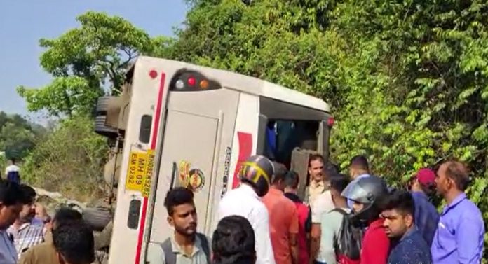 Accident : कंट्रोल सुटला आणि... ड्रायव्हरच्या एका चुकीमुळे शिवशाही बसचा भीषण अपघात; एक ठार 22 जण जखमी