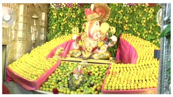 Akshaya Tritiya :  अक्षय्य तृतीयानिमित्त गणपती बाप्पाला 11000 आंब्यांचा नैवेद्य