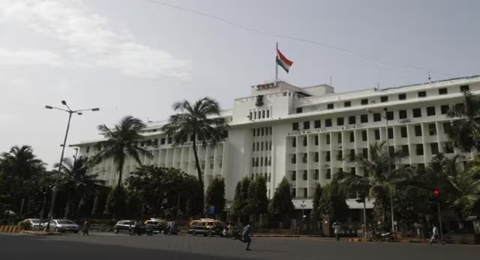 Government Jobs : राज्य सरकारी कर्मचार्‍यांनी घरातून बाहेर पडण्याआधी पाहा ही मोठी बातमी 