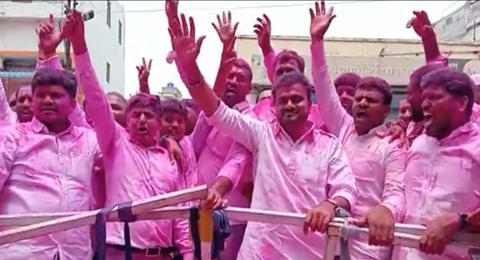 Market Committee Election Result : बीडमध्ये 40 वर्षाच्या सत्तेला सुरुंग; पुतण्याने काकांना दिला धोबीपछाड