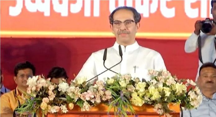  Uddhav Thackeray : गायीला संरक्षण देताय, आधी आईला संरक्षण द्या; उद्धव ठाकरेंनी भर सभेत ठाण्यातील 'त्या' घटनेचा उल्लेख केला 